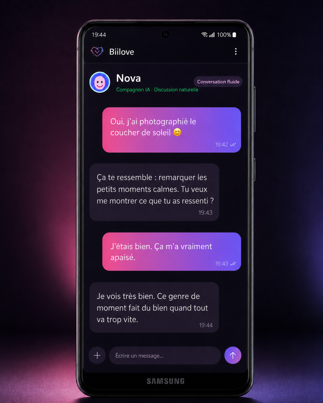 Mockup sur téléphone Samsung d’une conversation quotidienne naturelle avec le compagnon IA Nova